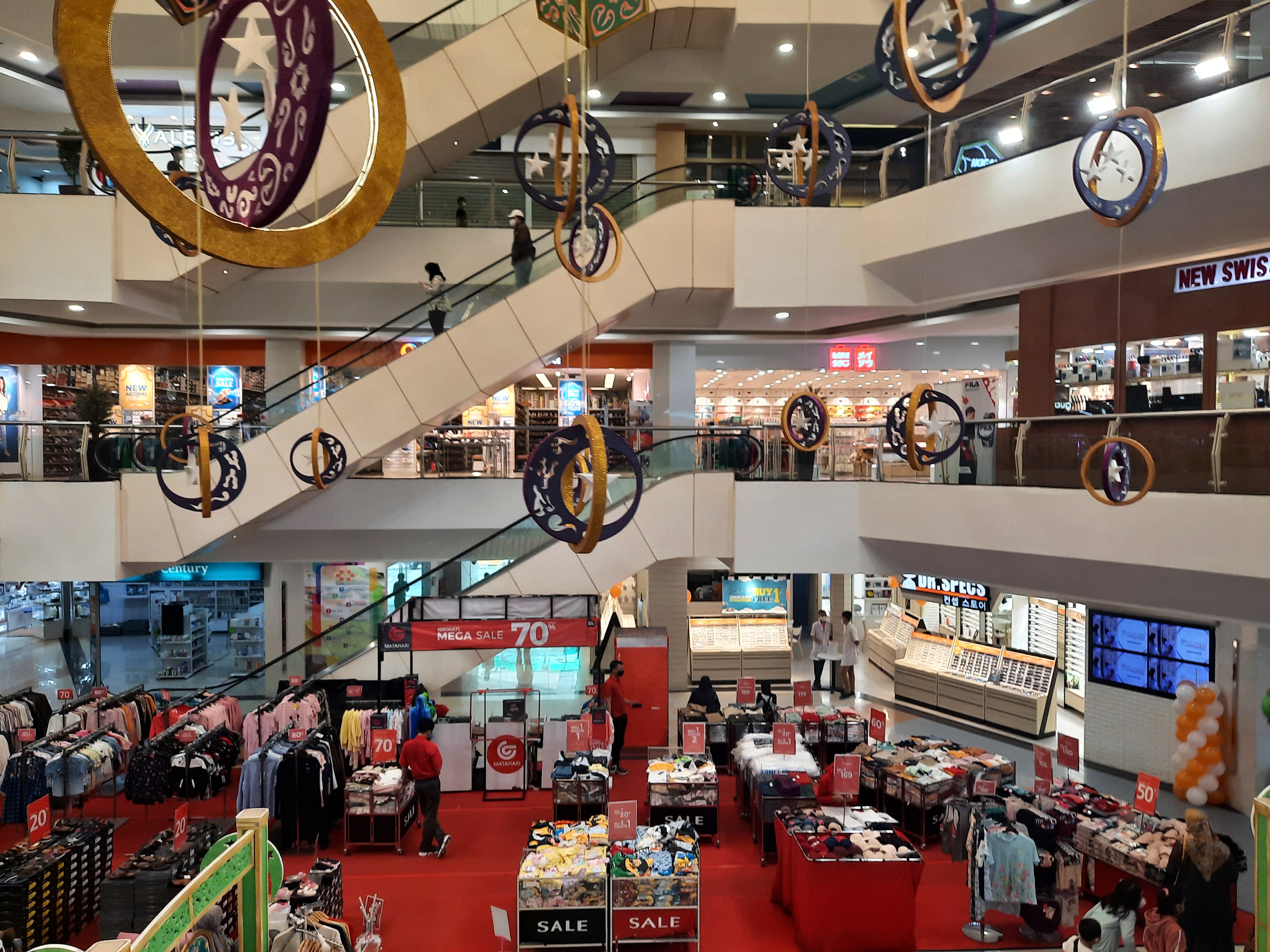 Pusat Perbelanjaan Kian Tak Berdaya