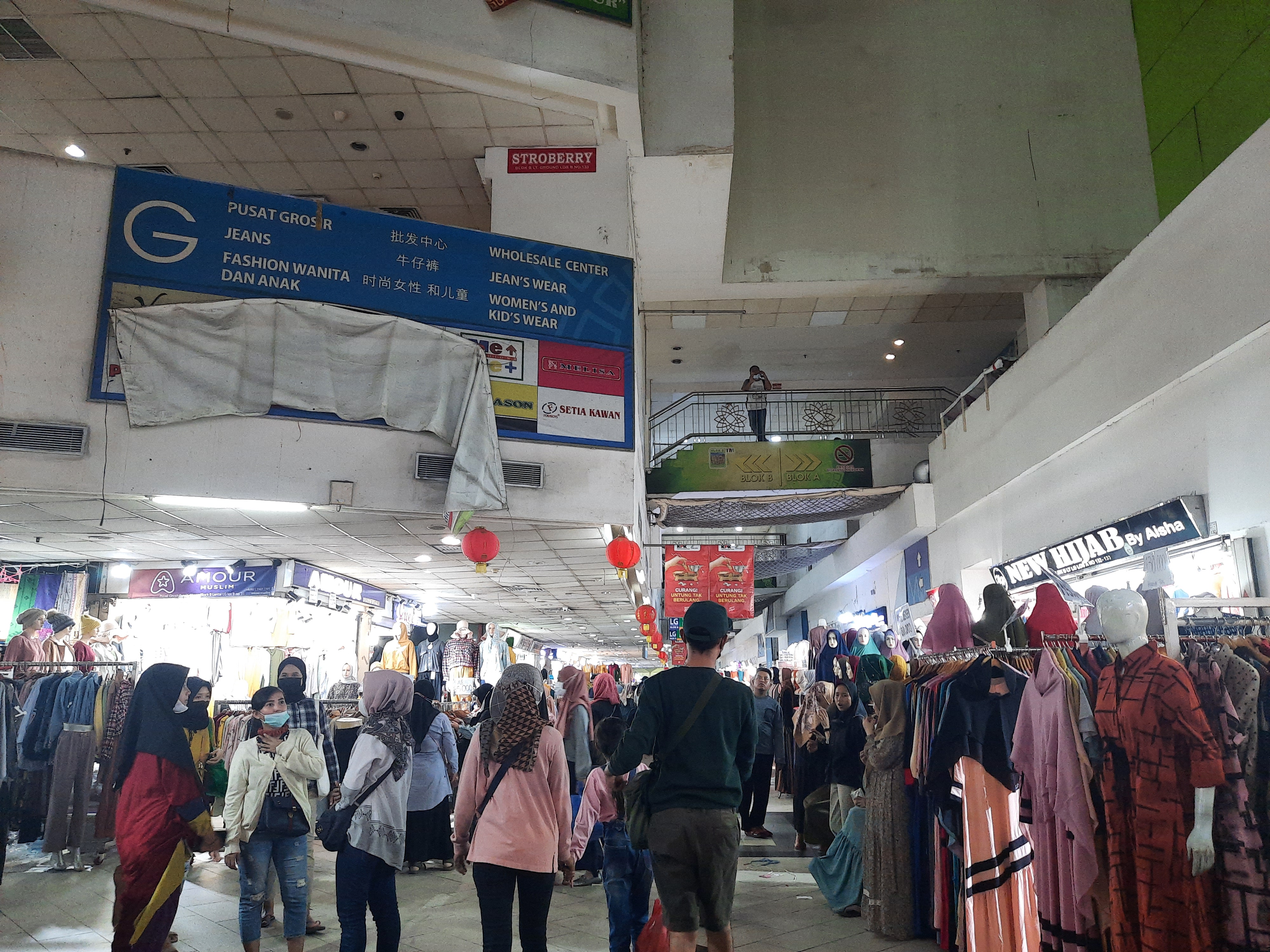 Pasar Tanah Abang Kembali Dipadati Pengunjung Jelang Ramadhan 2022