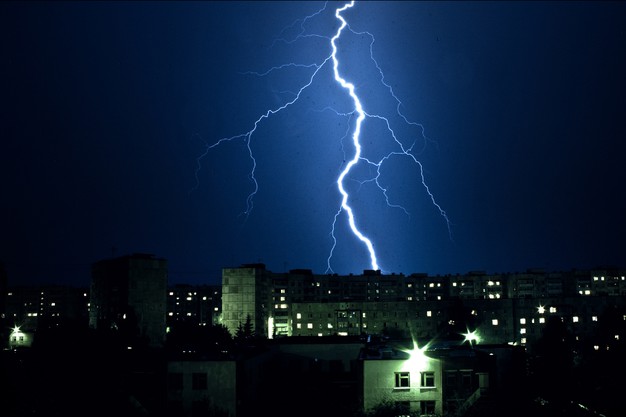 Jurus Jitu Amankan Rumah dari Sambaran Petir